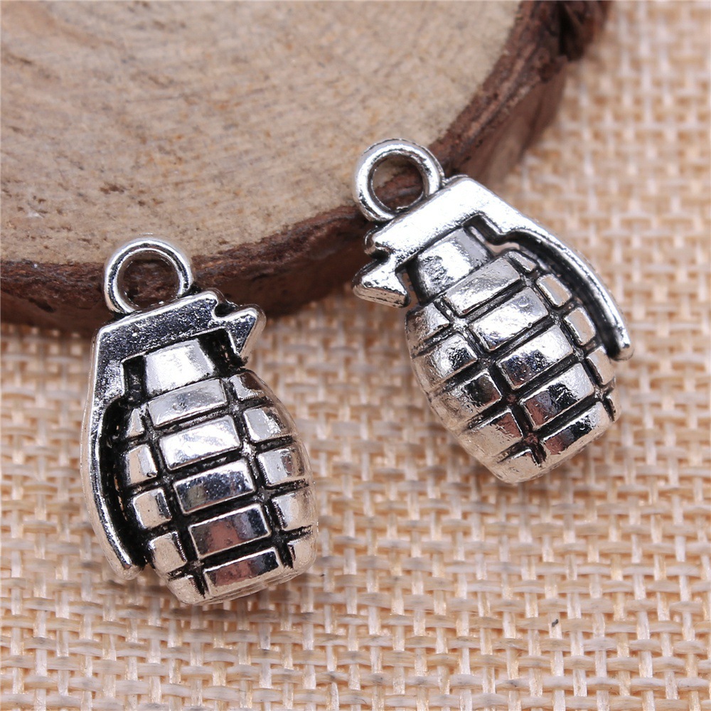 Vintage Fashion Stores - 8 buah liontin berbentuk pistol warna